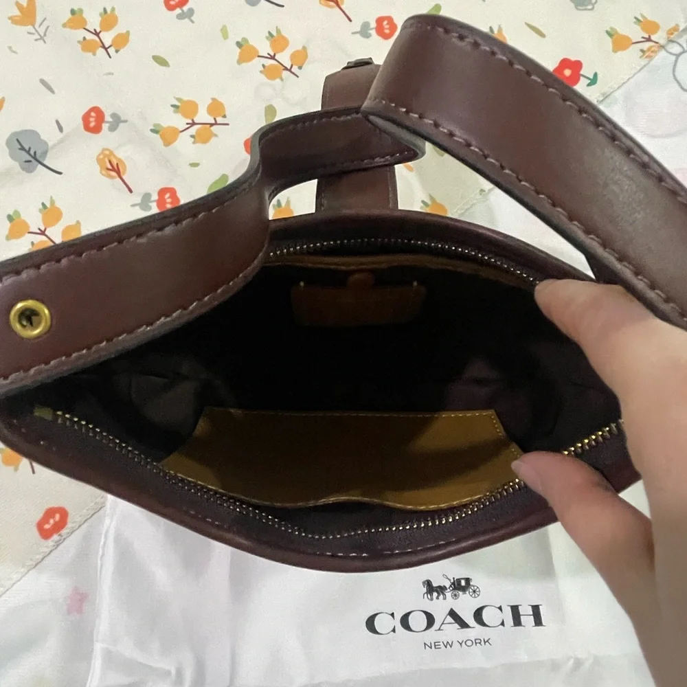 Coach dimensions l26
